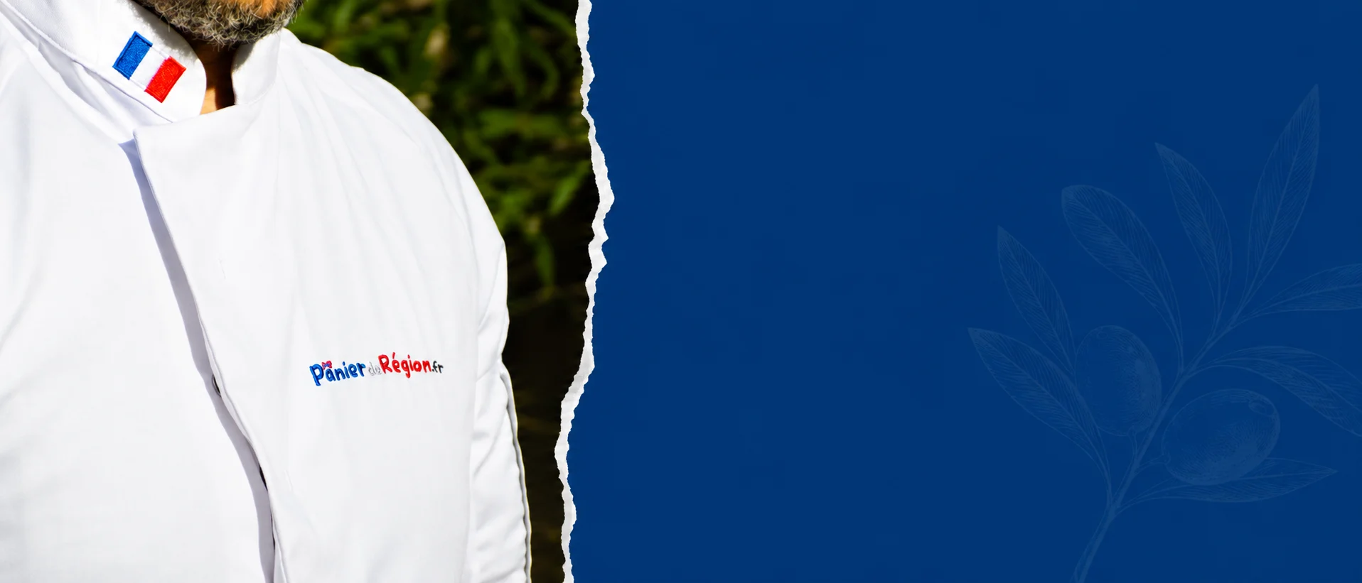 Artisan en veste blanche brodée du logo Panier de Région, drapeau français au col