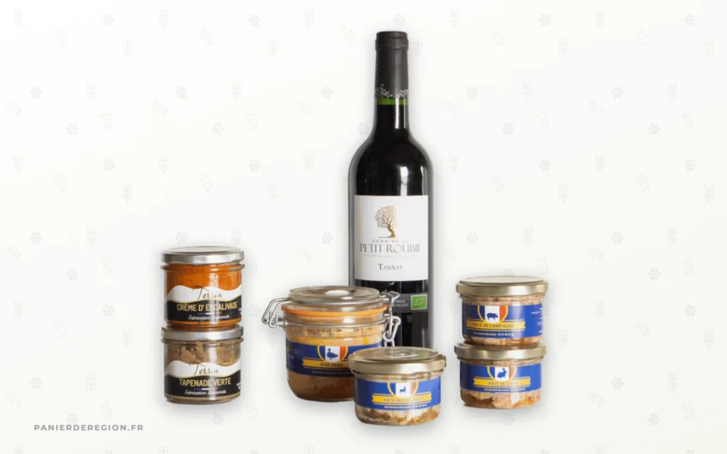 Bocaux de conserves artisanales et bouteille de producteurs français, tels qu'ils garnissent un coffret gourmand