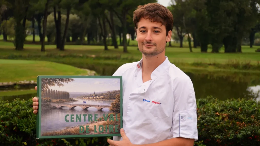 Coffret gourmand Centre-Val de Loire présenté par un membre de l'équipe Panier de Région
