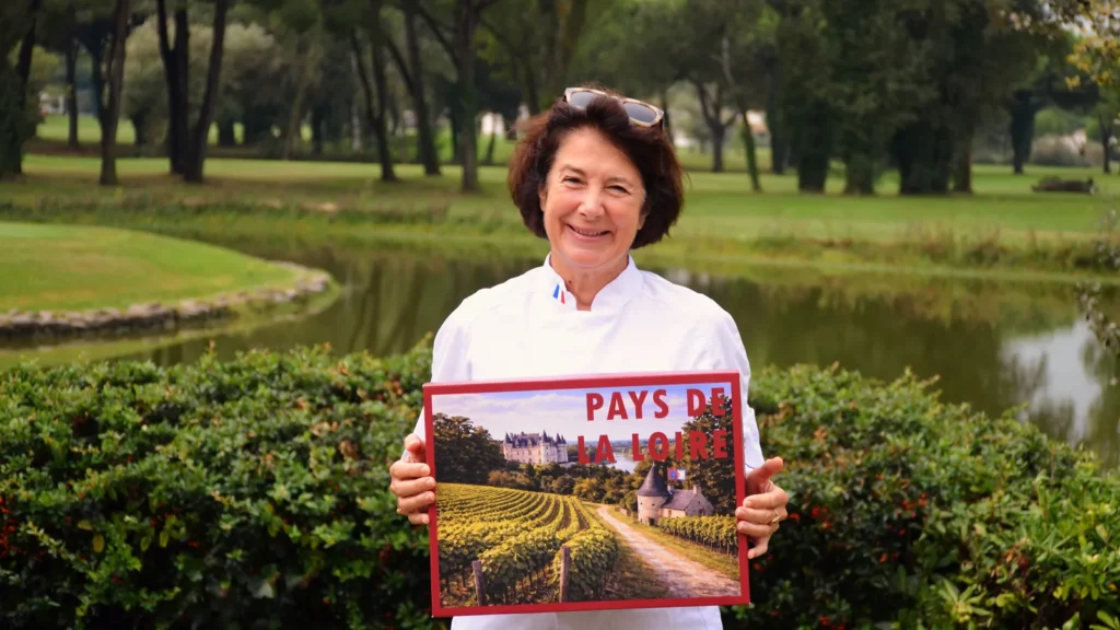 Coffret gourmand Pays de la Loire présenté par une membre de l'équipe Panier de Région