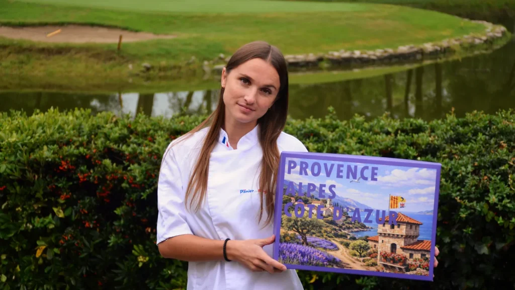 Coffret gourmand Provence-Alpes-Côte d'Azur présenté par une membre de l'équipe Panier de Région