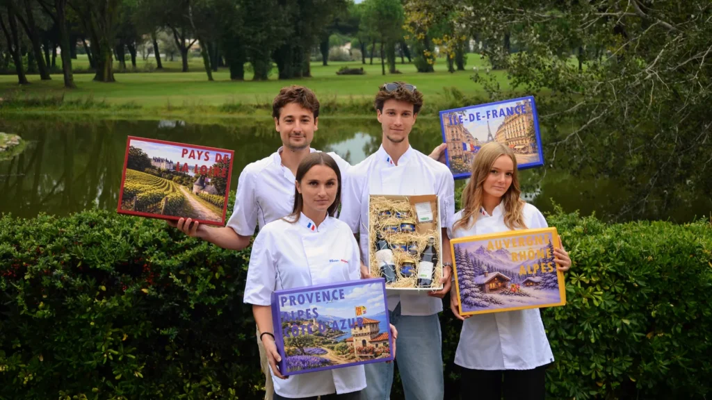 Quatre membres de l'équipe Panier de Région présentent des coffrets gourmands régionaux, dont un coffret ouvert